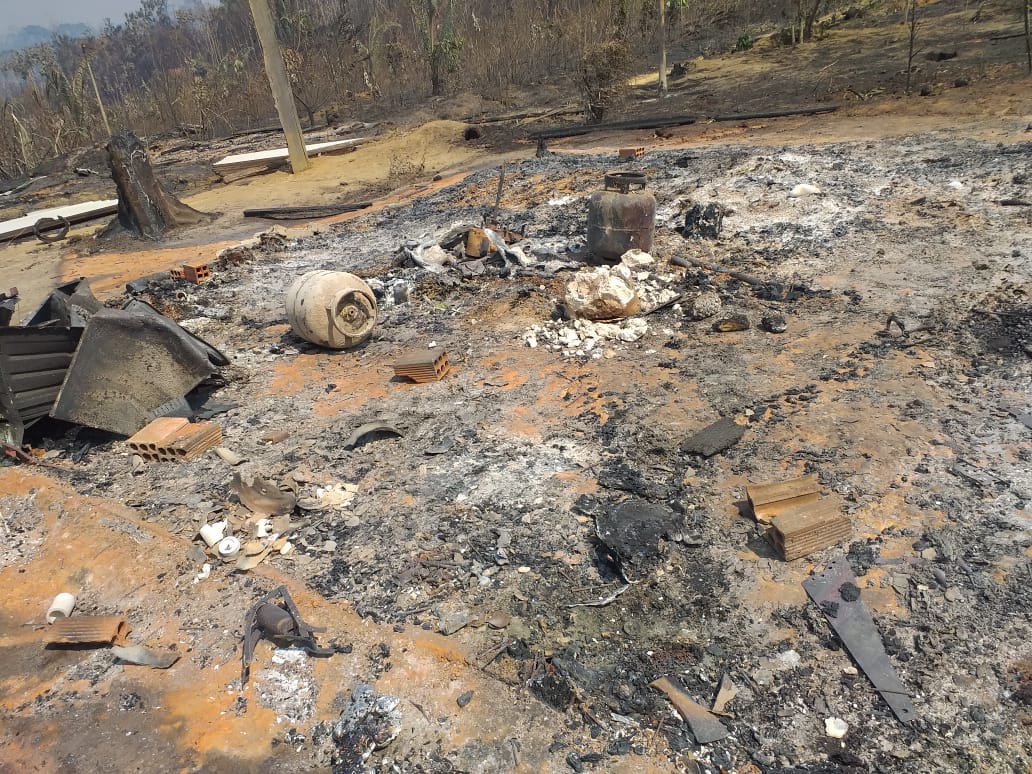 (Queimada) Fogo criminoso destrói vegetação, casas, e mata famílias, em Machadinho d'Oeste - RO.